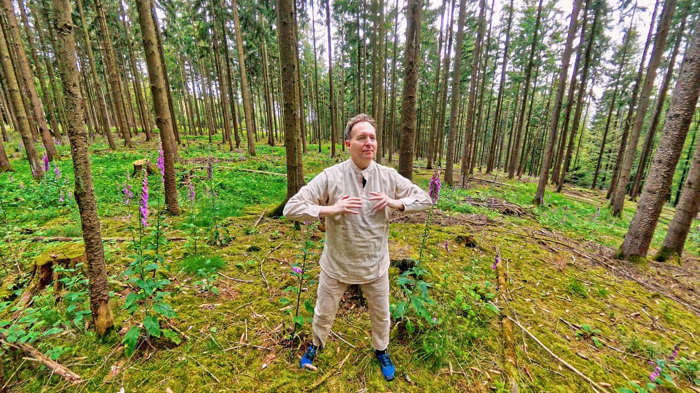 Mark Hosak in der Taichi-Haltung · Naturtraining