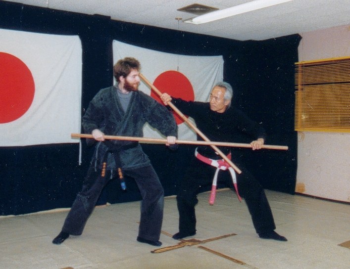Dr. Mark Hosak im Bo-Training mit Großmeister Taguchi Sensei